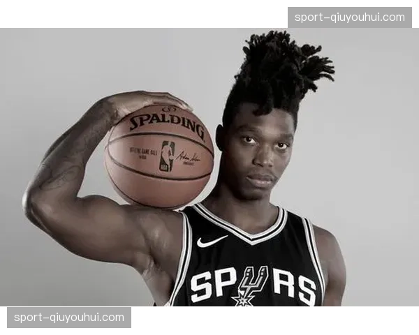 雷霆进攻效率118.8净效率11.1,但面对马刺时外线防守暴露漏洞 雷霆进攻效率118.8净效率11.1,但面对马刺时外线防守暴露漏洞